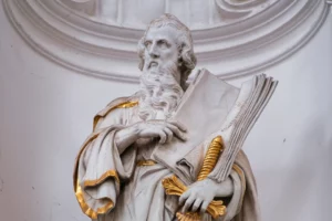 Una estatua de San Pablo, santo modelo para la catequesis contemporánea.