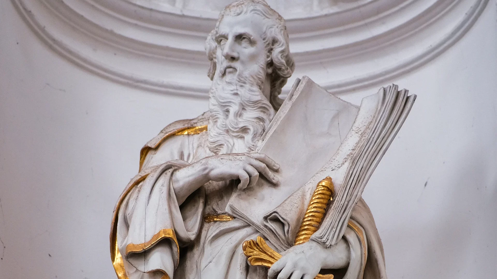 Una estatua de San Pablo, santo modelo para la catequesis contemporánea.